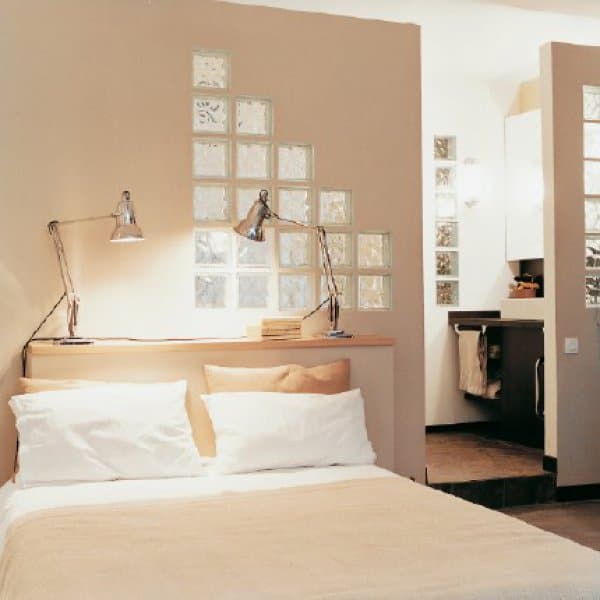 luminária de bloco de vidro vs luminária de mesa tradicional