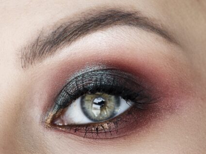maquiagem para olhos verdes vs olhos azuis