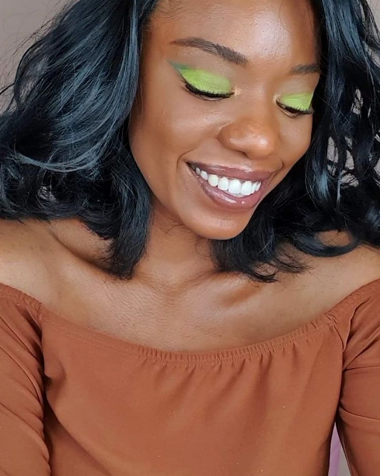 quanto custa maquiagem profissional para olhos verdes