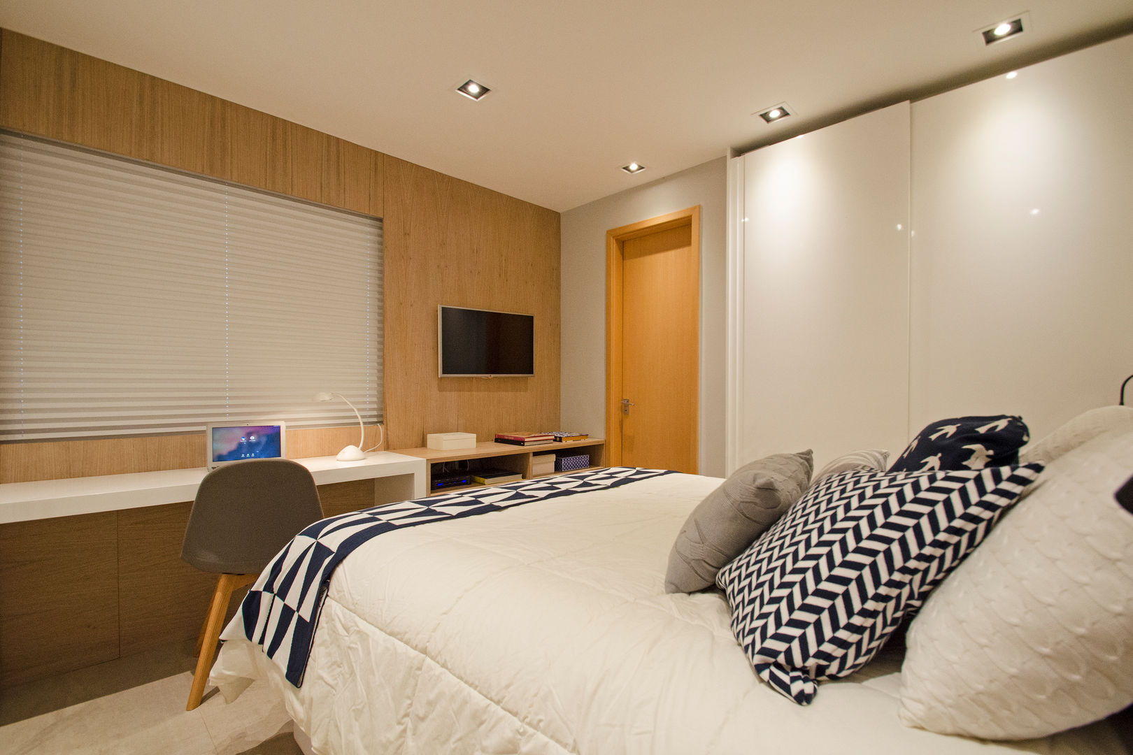 erros comuns ao decorar parede de destaque quarto