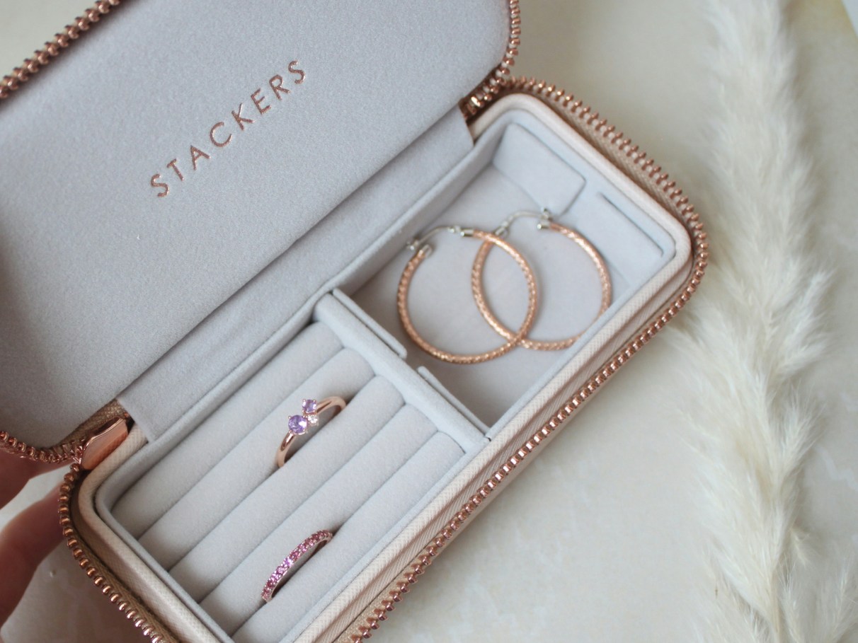 porta joias de mesa com gavetas escondidas