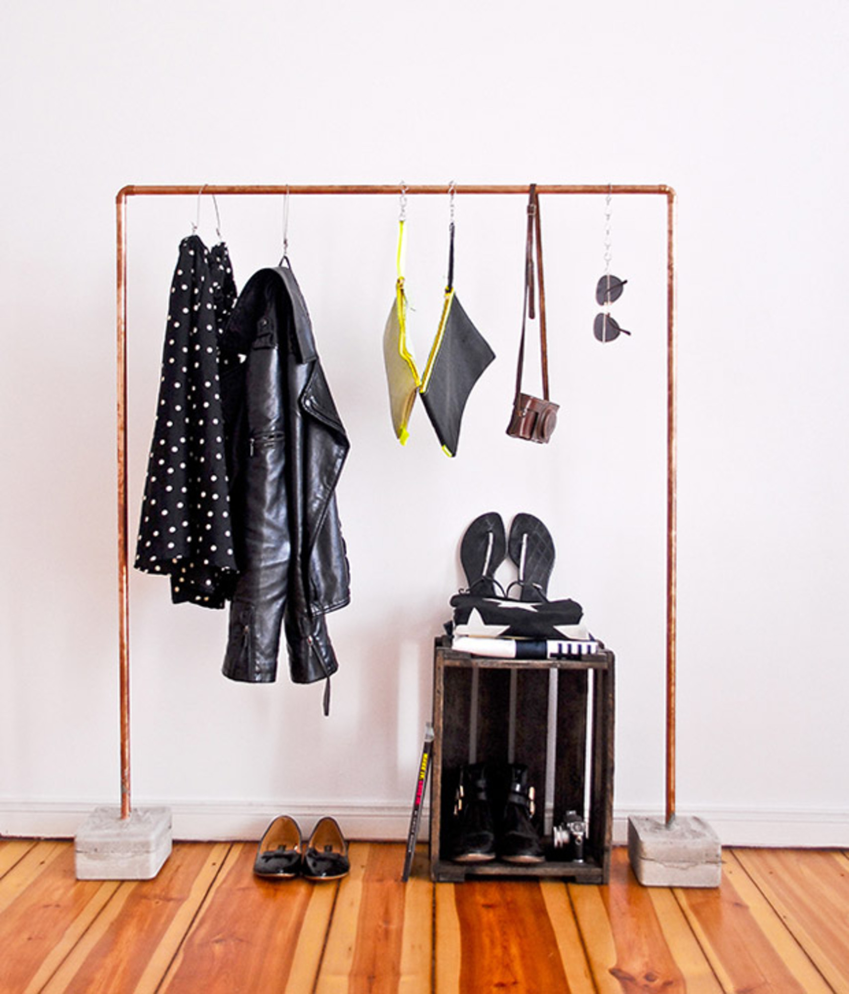 quarto com arara de roupas de cano pvc