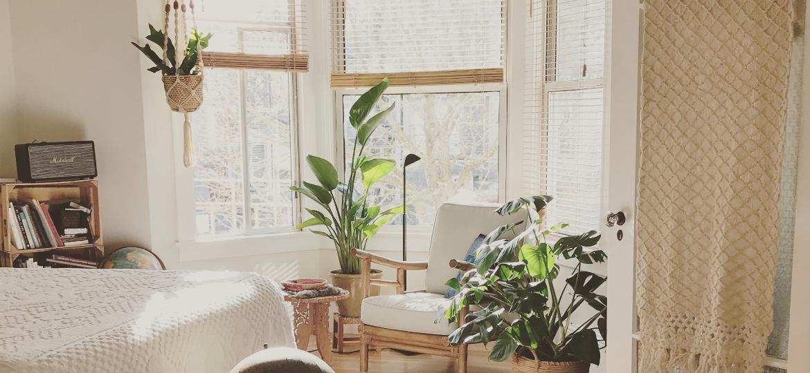 como escolher cortinas para quarto com sol da manhã