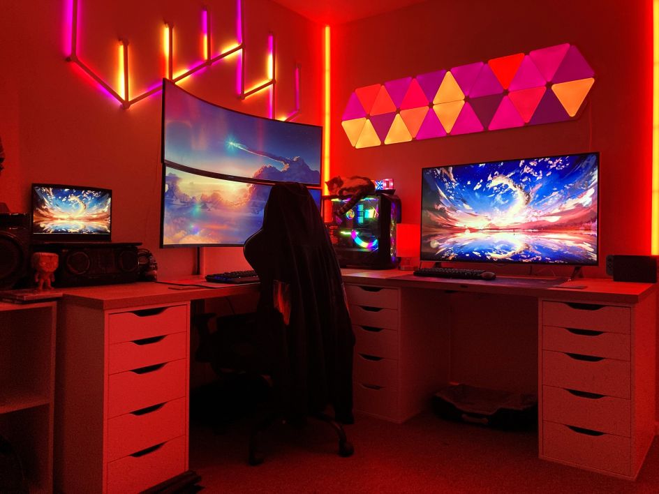 como escolher a iluminação LED para quarto gamer preto e vermelho